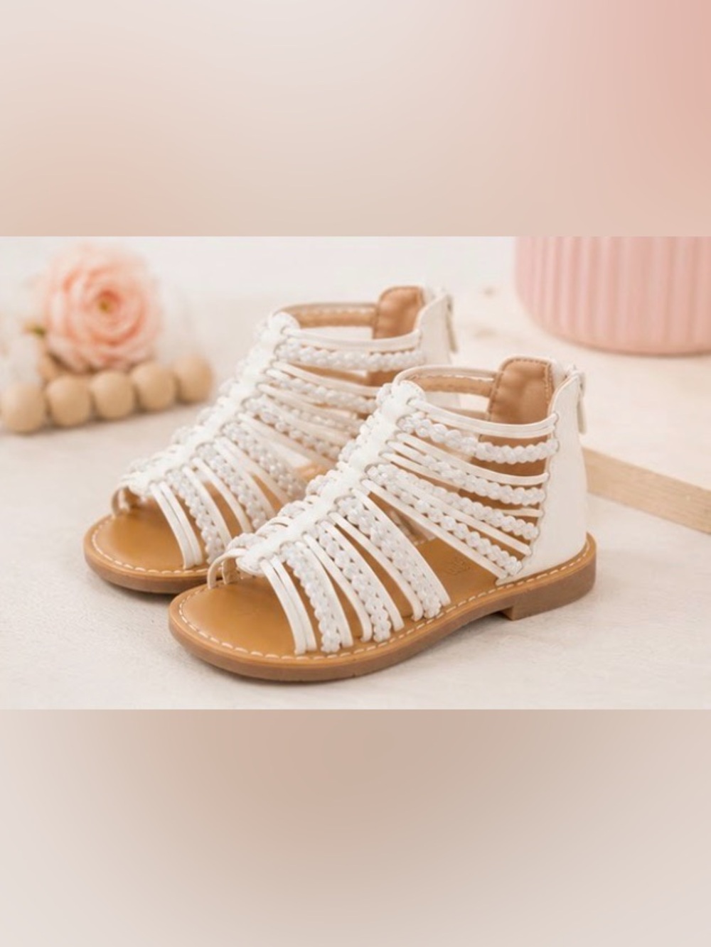 Seychelles  girls White Gladiator Sandals Size 7.  EUC🫶